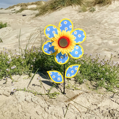 12-inch Daisy Sunflower Spinner with six blue petals and sunflower center spinning in the breeze, displaying colorful garden decor.
