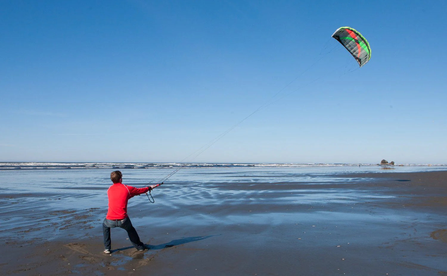 Large traction kite with convertible dual and quad-line control delivers serious pulling power for snow kiting, buggying, and landboarding.