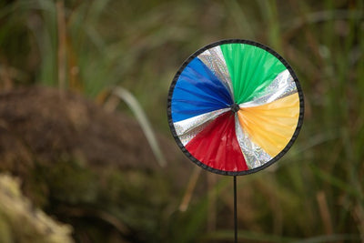 Laser Spinning Runner with an 8-inch colorful wheel spinning in the outdoor breeze, designed for vibrant garden aesthetics.